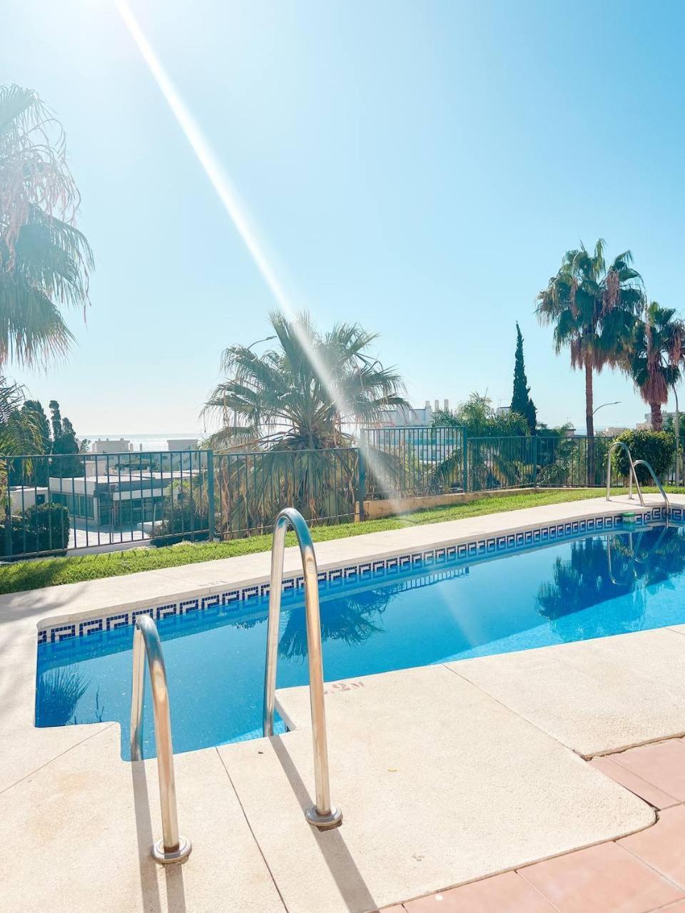 Cozy Apartment With Large Terrace Torremolinos Exterior photo